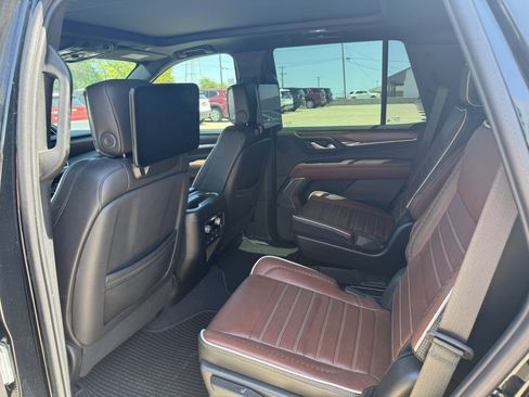 Used 2023 GMC Yukon Denali Ultimate AWD/4WD image 10