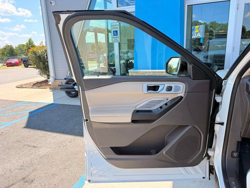 Used 2020 Ford Explorer Platinum w/ Premium Technology Package AWD/4WD image 14
