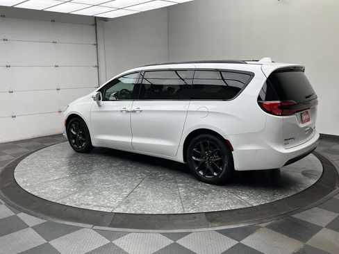 Used 2022 Chrysler Pacifica Limited w/ S Appearance Package FWD image 2