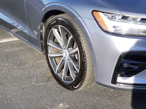 Used 2021 Volvo S60 T5 Momentum image 7