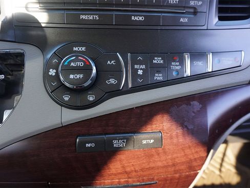 Used 2014 Toyota Sienna XLE image 10