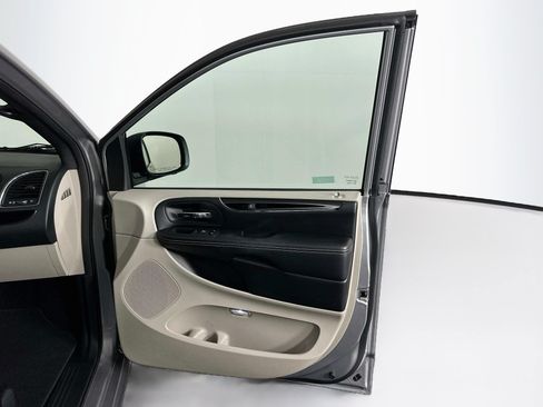 Used 2019 Dodge Grand Caravan SXT FWD image 32