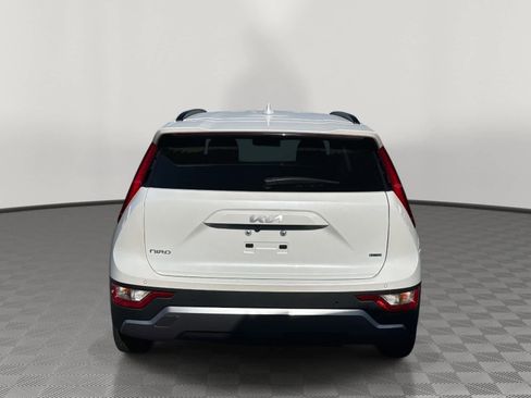Used 2023 Kia Niro EX image 4