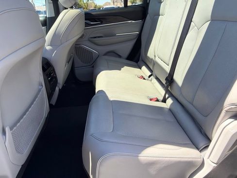 Used 2023 Jeep Grand Cherokee Overland AWD/4WD image 23