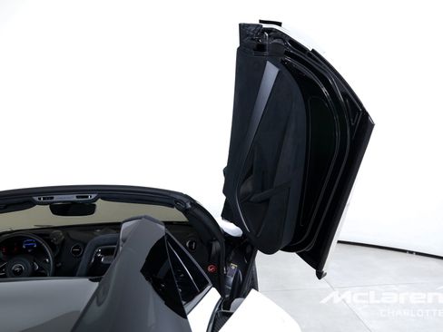 Used 2024 McLaren 750S Spider image 19