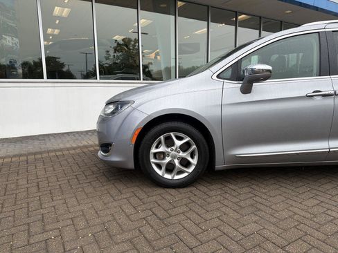Used 2020 Chrysler Pacifica Limited w/ Advanced Safetytec Group FWD image 9