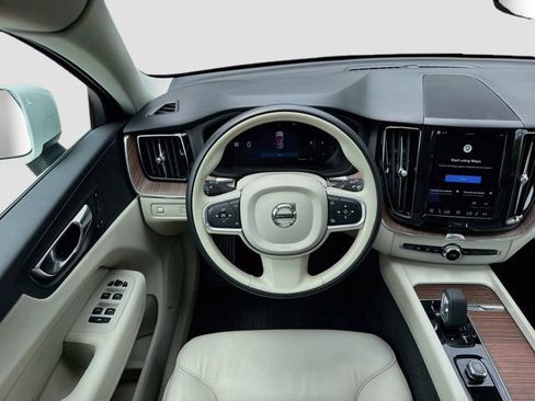 Used 2022 Volvo XC60 B5 Momentum w/ Protection Package Premier FWD image 17