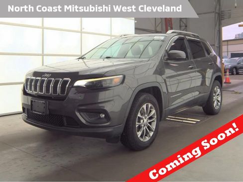 Used 2019 Jeep Cherokee Latitude Plus w/ Cold Weather Group AWD/4WD image 1