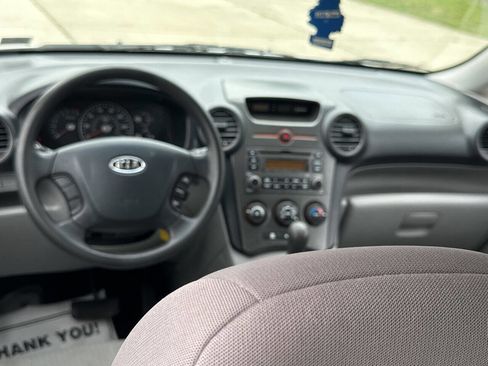 Used 2008 Kia Rondo LX w/ Convenience Pkg image 4