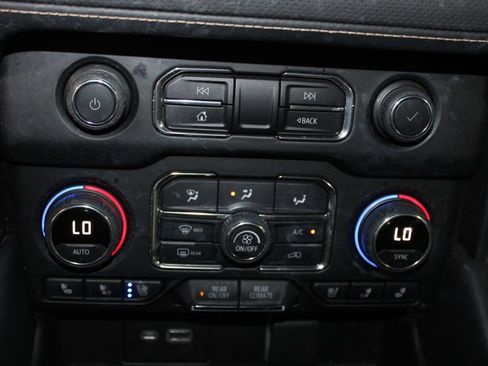 Used 2022 Chevrolet Suburban Premier RWD image 32