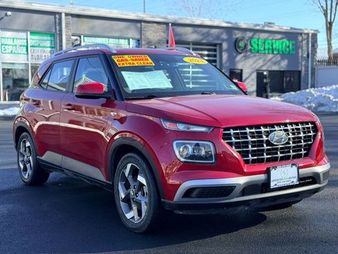 Used 2023 Hyundai Venue Limited image 3