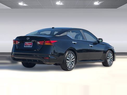 Used 2025 Nissan Altima 2.5 SV image 3
