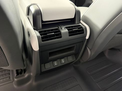 New 2026 Land Rover Defender 110 X-Dynamic SE image 19