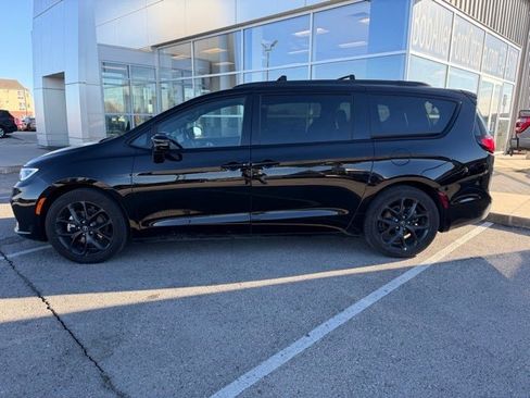 Used 2025 Chrysler Pacifica Limited image 2