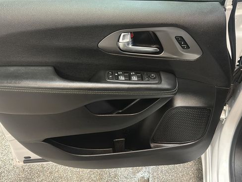 Used 2025 Chrysler Pacifica Select image 18