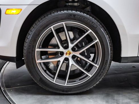 Certified 2026 Porsche Macan AWD/4WD image 10