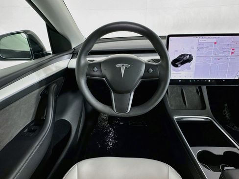 Used 2024 Tesla Model Y Long Range RWD image 4