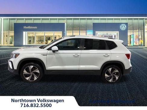 Used 2024 Volkswagen Taos SE AWD/4WD image 2