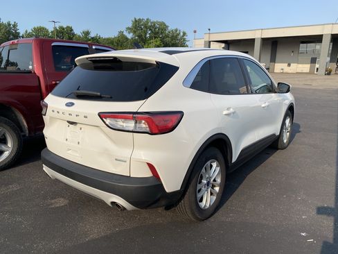 Used 2020 Ford Escape SE FWD image 3