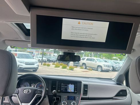 Used 2019 Toyota Sienna XLE Premium w/ Carpet Mat Package FWD image 13