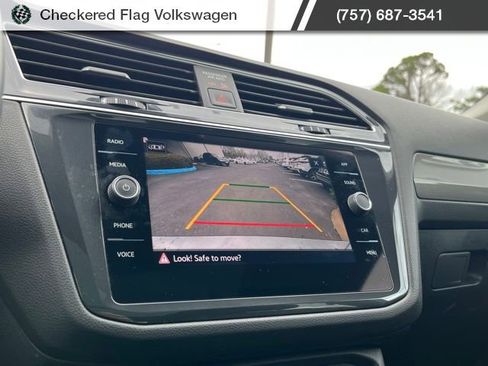 Used 2024 Volkswagen Tiguan SE w/ Panoramic Sunroof Package image 40
