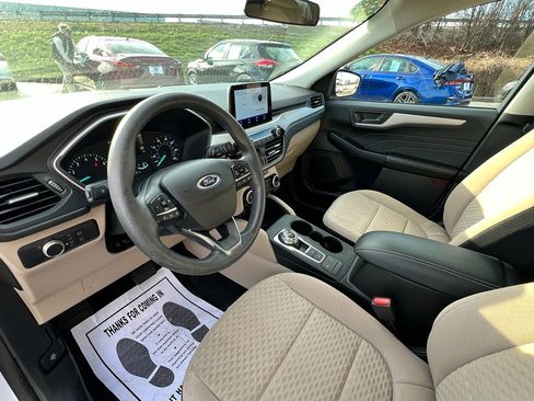 Used 2022 Ford Escape SE image 19