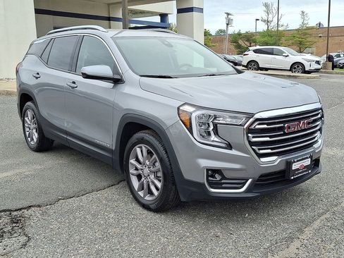 Used 2024 GMC Terrain SLT AWD/4WD image 3