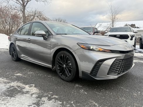 Used 2025 Toyota Camry SE image 14