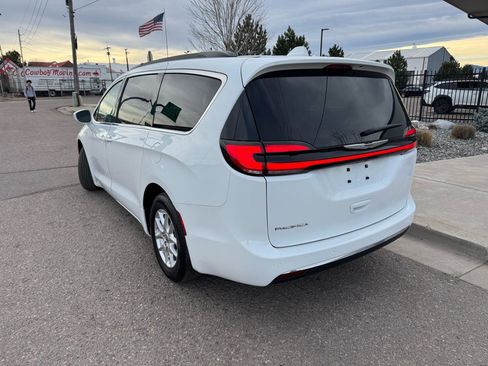 Used 2022 Chrysler Pacifica Touring-L image 3