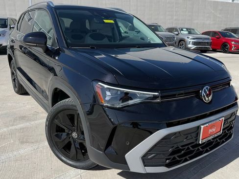 Used 2025 Volkswagen Taos SE FWD image 1