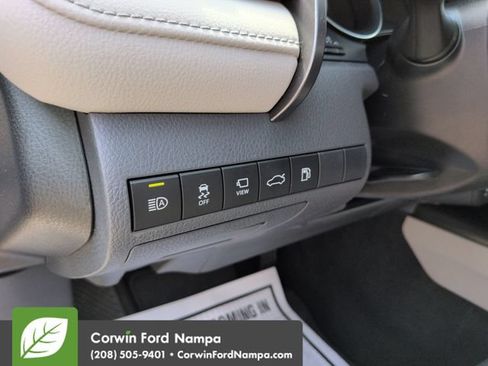 Used 2018 Toyota Camry XLE FWD image 13