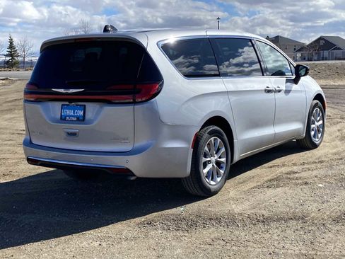 New 2026 Chrysler Pacifica Limited image 14