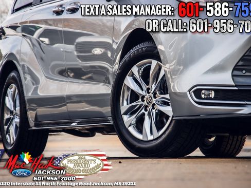 Used 2022 Toyota Sienna Limited image 2