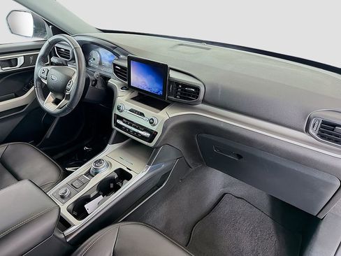 Used 2022 Ford Explorer XLT w/ Equipment Group 202A AWD/4WD image 18