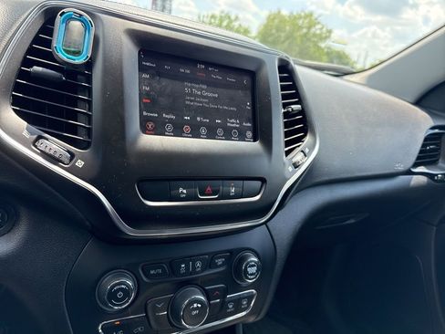 Used 2021 Jeep Cherokee Latitude Plus FWD image 18