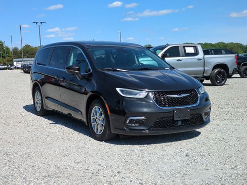 Used 2023 Chrysler Pacifica Touring-L FWD image 2
