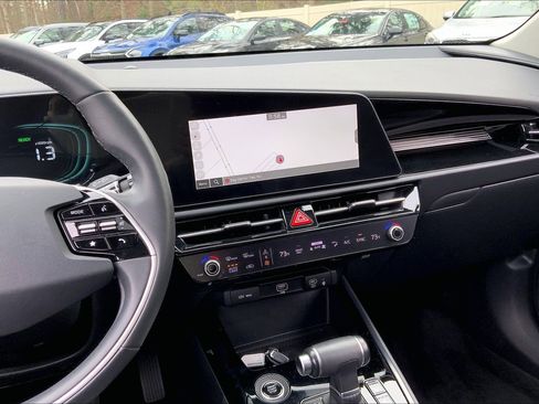 Used 2023 Kia Niro SX image 8