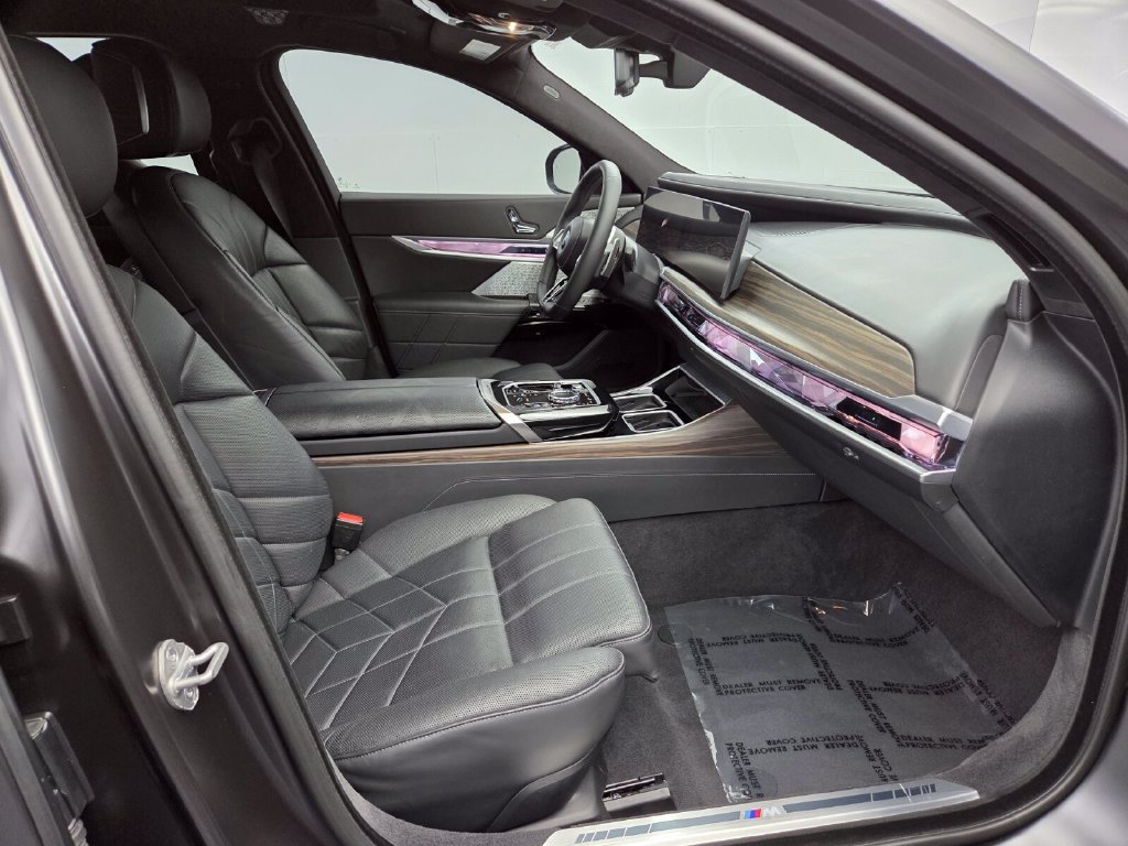 Certified 2023 BMW 760i xDrive AWD/4WD image 17