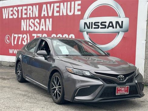 Used 2023 Toyota Camry SE image 2
