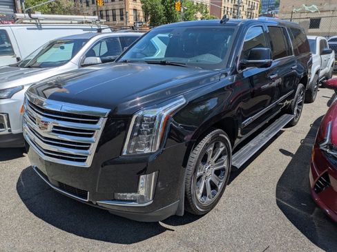 Used 2017 Cadillac Escalade ESV Platinum AWD/4WD image 3