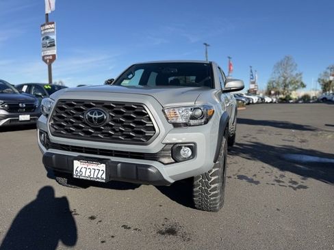 Used 2020 Toyota Tacoma TRD Off-Road image 2