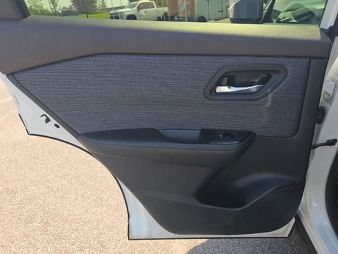 Used 2023 Nissan Rogue SV FWD image 13