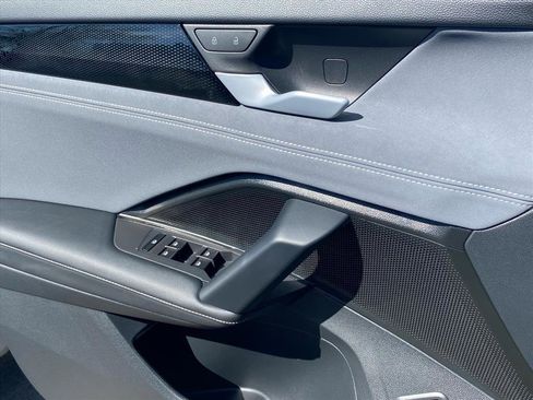 Used 2025 Volkswagen Tiguan SE image 16