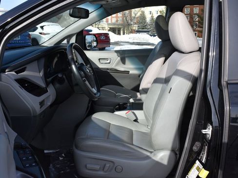Used 2016 Toyota Sienna XLE image 10