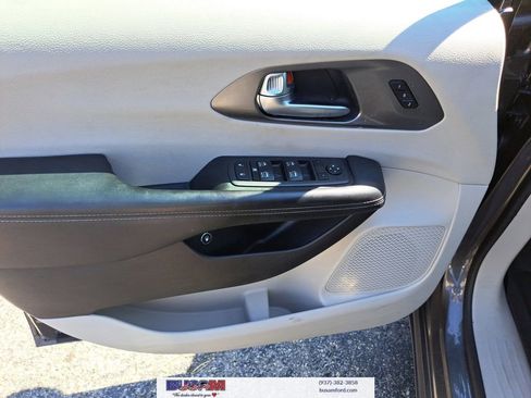 Used 2022 Chrysler Pacifica Touring-L w/ Uconnect Theater Family Group image 12