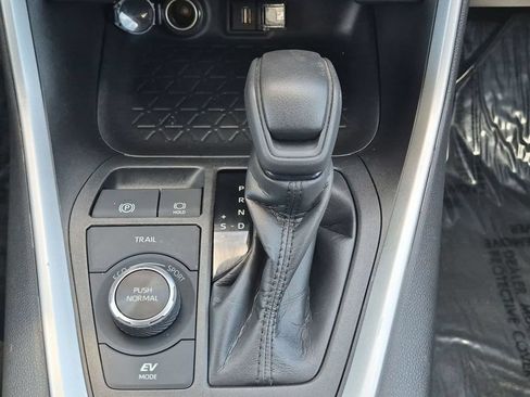 Used 2021 Toyota RAV4 LE AWD/4WD image 26