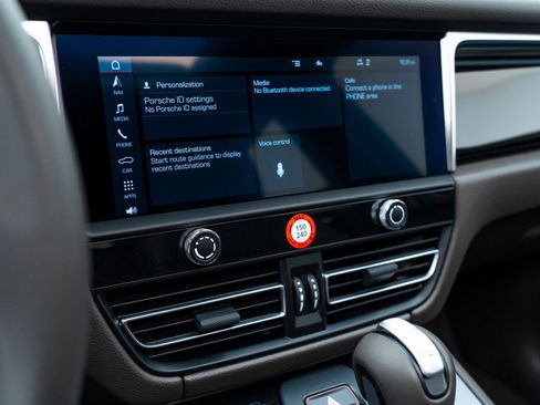 Used 2025 Porsche Macan image 25