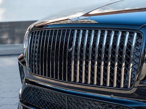 Used 2023 Bentley Bentayga Extended Wheelbase image 9