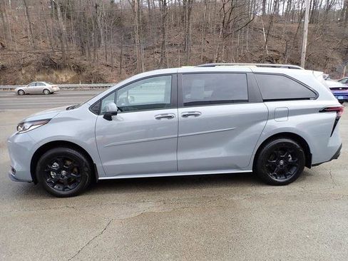 Certified 2026 Toyota Sienna XLE Woodland Edition image 10