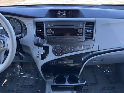 Used 2013 Toyota Sienna LE image 2